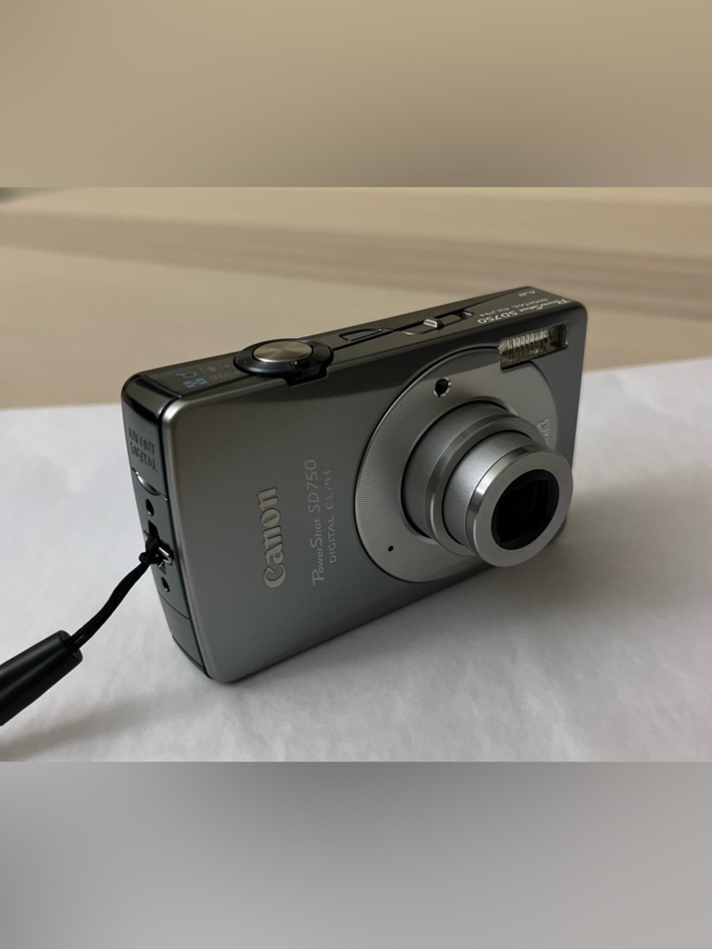 Canon PowerShot SD750 Digital Elph Camera - Silver - Picture 8 of 14